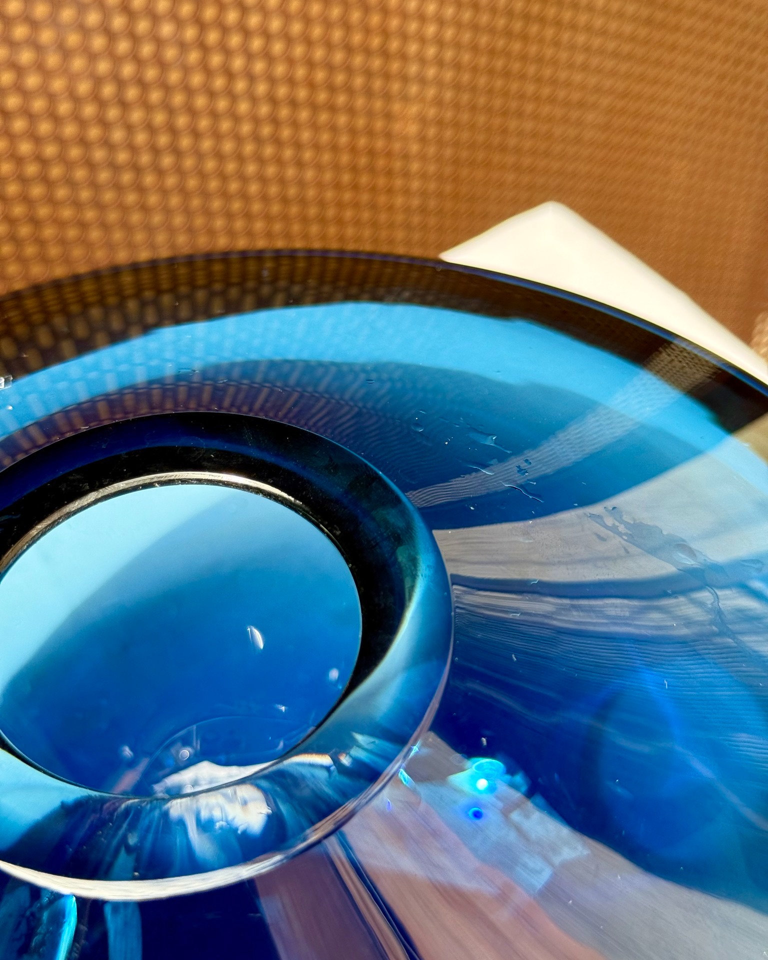 Blue Vase Detail / Dettaglio Vaso Blu
A close-up on the deep blue Murano vase reveals the texture, the clarity of the glass, and the subtle reflections of light. A handcrafted piece where color, form, and craftsmanship meet.
Primo piano sul vaso blu di Murano: texture, trasparenza e delicati riflessi di luce emergono, mostrando la qualità artigianale e la bellezza di un pezzo fatto a mano.
#BlueVaseDetail #VasoBlu #MuranoGlass #VetroArtistico #HandBlownGlass #LuxuryGlass #ItalianDesign #GlassArt #TableStyling #ArtisanMade