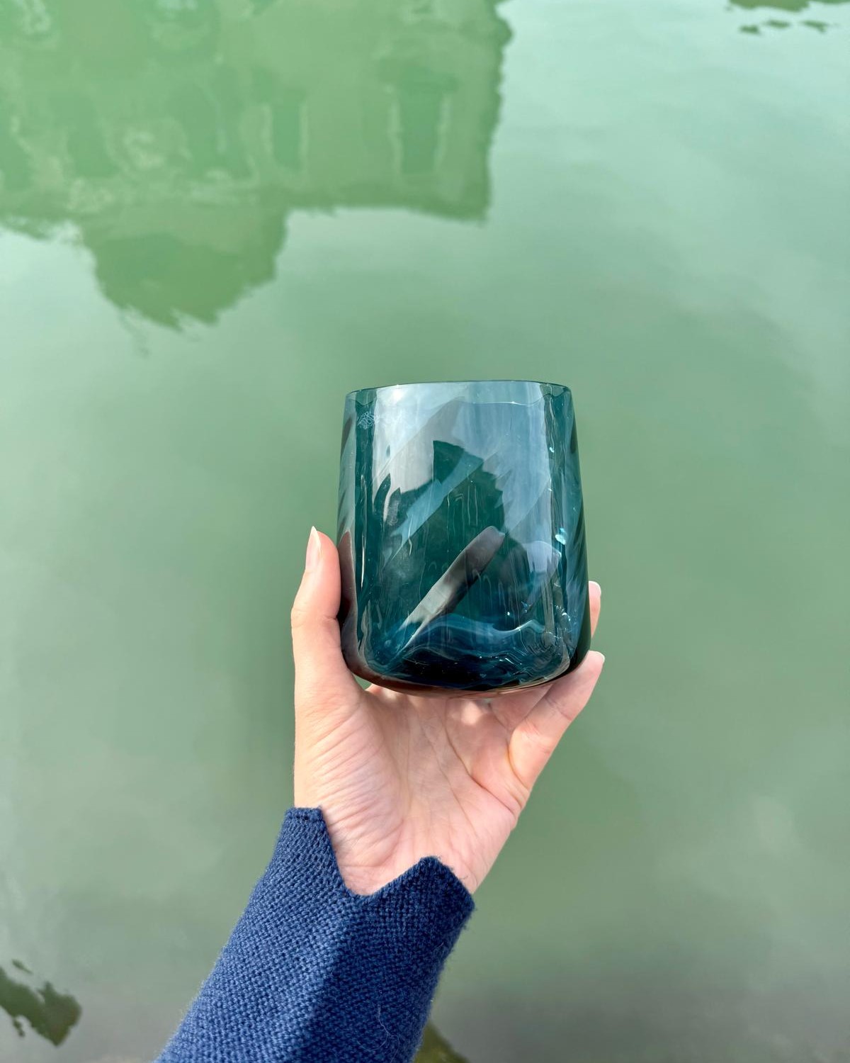 The Gigolo collection offers a complete range of glasses for every type of wine and drink. A refined reinterpretation of traditional designs, where each shape features a unique pattern, adding movement to the table without excess. The elegant, slender stems of the glasses perfectly harmonize with the tumblers and small bowls.
La collezione Gigolo è completa per ogni tipo di vino e bevanda. Una raffinata rivisitazione di prodotti tradizionali, in cui ogni forma ha un pattern diverso, movimentando la tavola con equilibrio. I bevanti dei calici sono sorretti da steli slanciati ed eleganti, in perfetta armonia con tumbler e coppette.
#NasonMoretti #MuranoGlass #GigoloCollection #ItalianDesign #Handmade #GlassArt #RefinedElegance