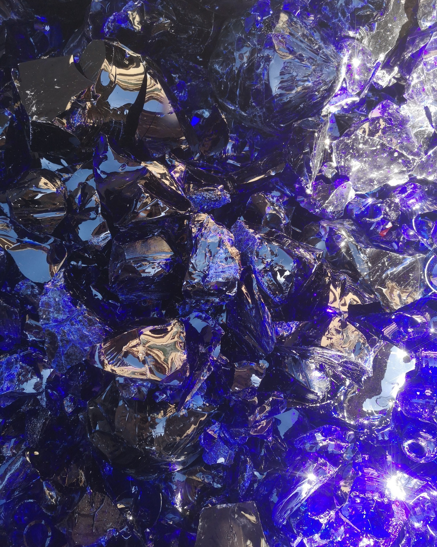 Air Force Blue / Blu Avio
Air force blue is an elegant and sophisticated shade that recalls the evening sky and the deep sea. This hue is obtained by combining cobalt oxide and iron oxide, creating a rich and dense color. Often used in hand-blown techniques, air force blue adds depth and makes vases, glasses, and jewelry perfect for capturing light in a striking and evocative way.
Il blu avio è una tonalità elegante e sofisticata, che richiama il cielo serale e il mare profondo. Questa sfumatura si ottiene combinando ossido di cobalto e ossido di ferro, creando un colore ricco e denso. Spesso utilizzato nelle tecniche di soffiatura a mano, il blu avio dona profondità e rende perfetti vasi, bicchieri e gioielli capaci di catturare la luce in modo suggestivo.
#AirForceBlue #BluAvio #MuranoGlass #HandBlownGlass #VetroArtistico #ItalianDesign #GlassArt #LuxuryGlass #ColorInGlass #DeepBlue #ArtisanMade #VetroMurano #ElegantDesign #DesignItaliano