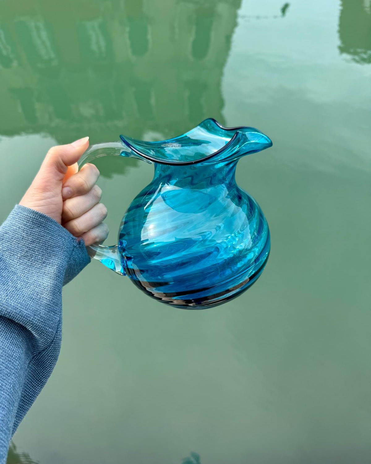 Murano glass of the 1930s: an art that defined an era.
The pieces created in this period are renowned for their elegant design and exceptional craftsmanship. The fusion of refined vintage aesthetics and innovative techniques makes them timeless works, still appreciated by collectors and art lovers today. A legacy that continues to endure.
Il vetro di Murano degli anni ’30: un’arte che ha segnato un’epoca.
Le creazioni di questo periodo si distinguono per il design elegante e l’eccellenza artigianale. L’incontro tra stile vintage e tecniche innovative rende questi pezzi senza tempo, ancora oggi apprezzati da collezionisti e appassionati d’arte. Un patrimonio che continua a vivere.
#VetroAnni30Murano #ArteVintage #DesignClassico #MuranoGlass #TradizioneArtigianale #1930sMuranoGlass #VintageArt #ClassicDesign #MuranoGlass #CraftsmanshipTradition