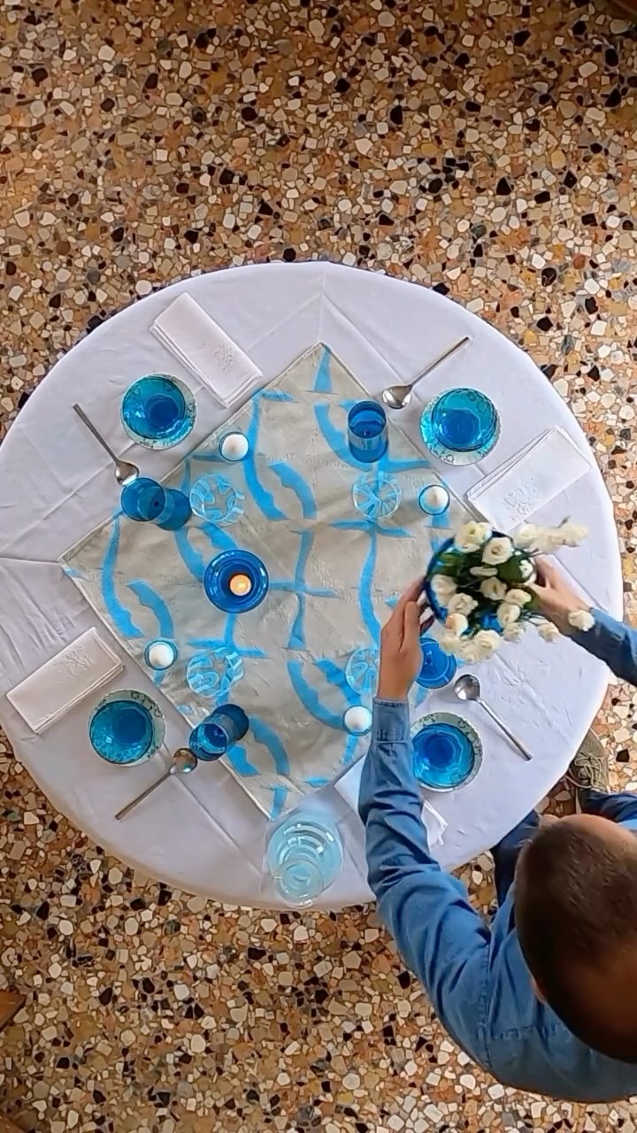 Sensa, Venezia e il fascino del turchese si incontrano in una tavola luminosa e raffinata. I riflessi dell’acqua ispirano tonalità leggere e trasparenti, creando un’atmosfera elegante e senza tempo.
Sensa, Venice, and the charm of turquoise come together in a bright and refined table setting. Water reflections inspire light, transparent tones, creating an elegant and timeless atmosphere.
#Sensa #Venezia #Turchese #TableSetting #MuranoGlass Eleganza VeniceStyle