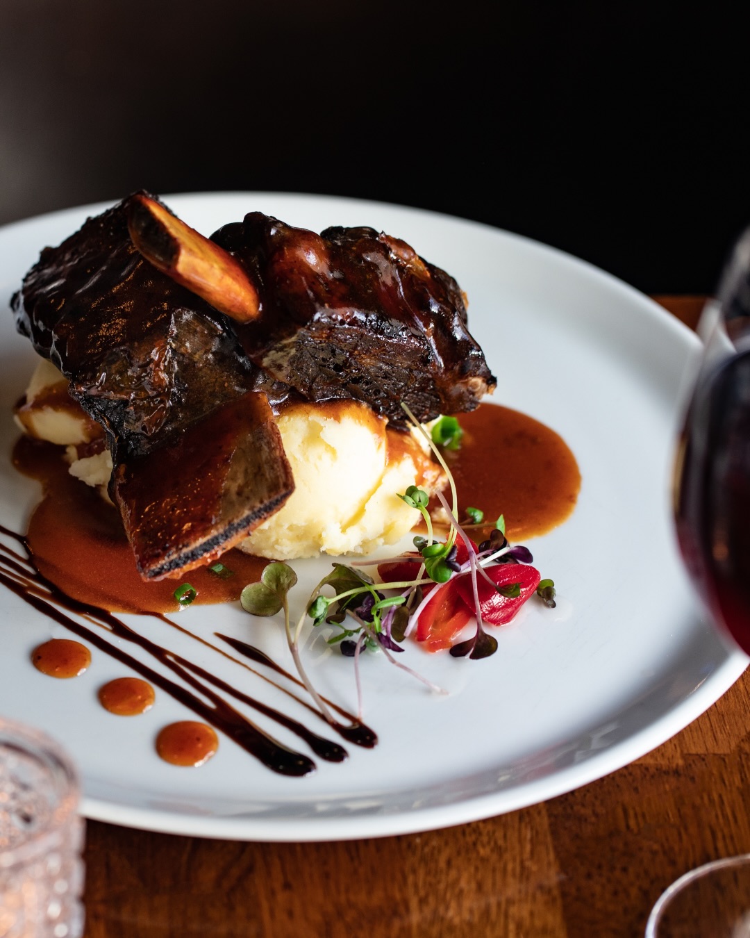 Hayes Hotel, Thurles 🍽️
Few places are as closely connected to the story of Thurles as Hayes Hotel 💙💛
Located in the heart of Liberty Square, Hayes Hotel has been welcoming locals and visitors for generations and remains one of the town’s most recognisable landmarks. Whether you are calling in for lunch, dinner, a coffee, or meeting friends and family, Hayes continues to be a popular gathering place in the centre of town.
Alongside its food and hospitality offering, Hayes Hotel also provides comfortable and cosy accommodation, making it an ideal base for anyone visiting Thurles, attending local events, or exploring all that Tipperary has to offer ✨
As part of our Taste of Our Town campaign, we would like to say a huge thank you to Hayes Hotel for contributing a fantastic €100 voucher towards our giveaway, helping create one of our biggest prize packages 🎉
Looking for a bite to eat, a place to meet, or somewhere to stay? Call into Hayes Hotel or book your stay directly through their website and experience one of Thurles’ most iconic destinations for yourself.
📍 Liberty Square, Thurles