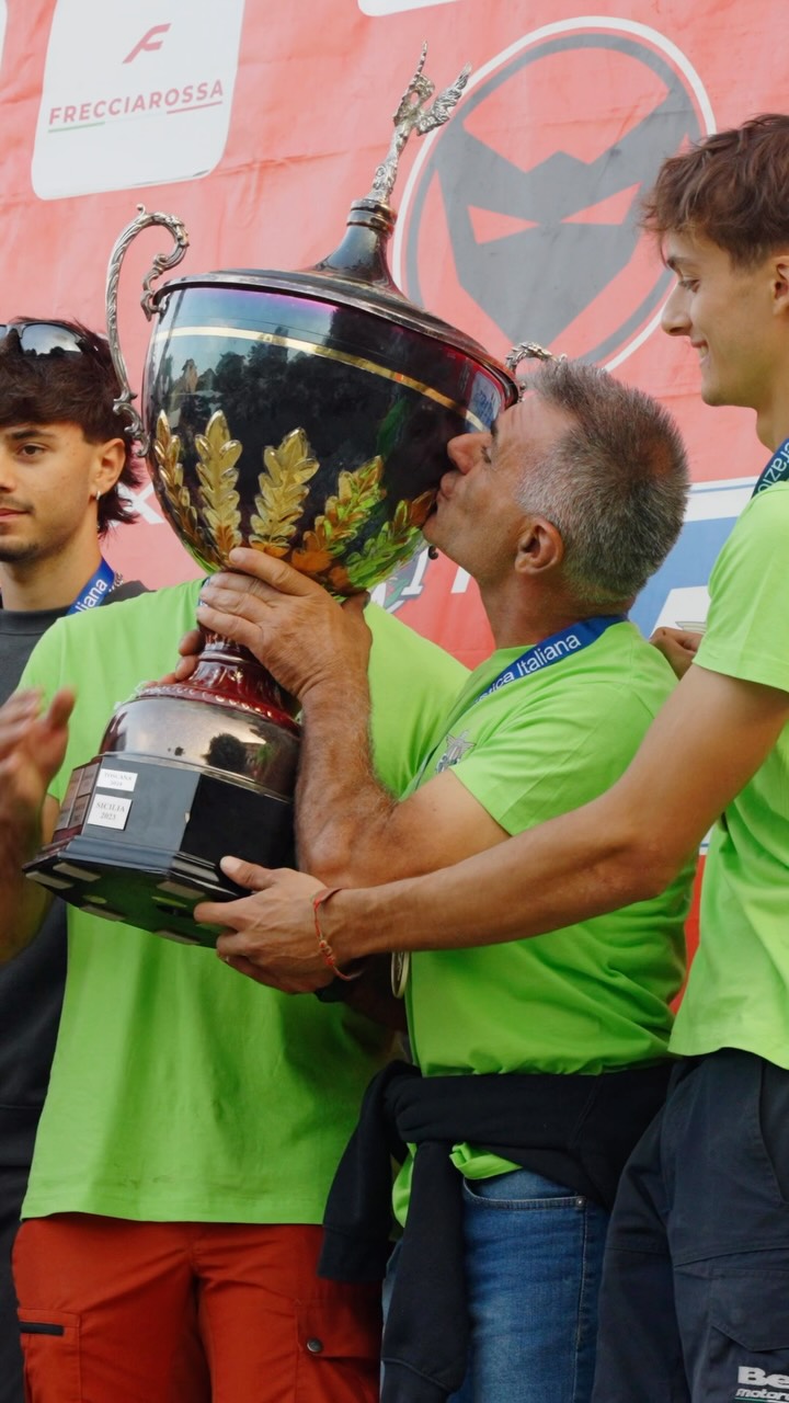 Tanti sorrisi durante la sfilata del sabato, domenica invece casco in testa e giù di gas🔥Un ....